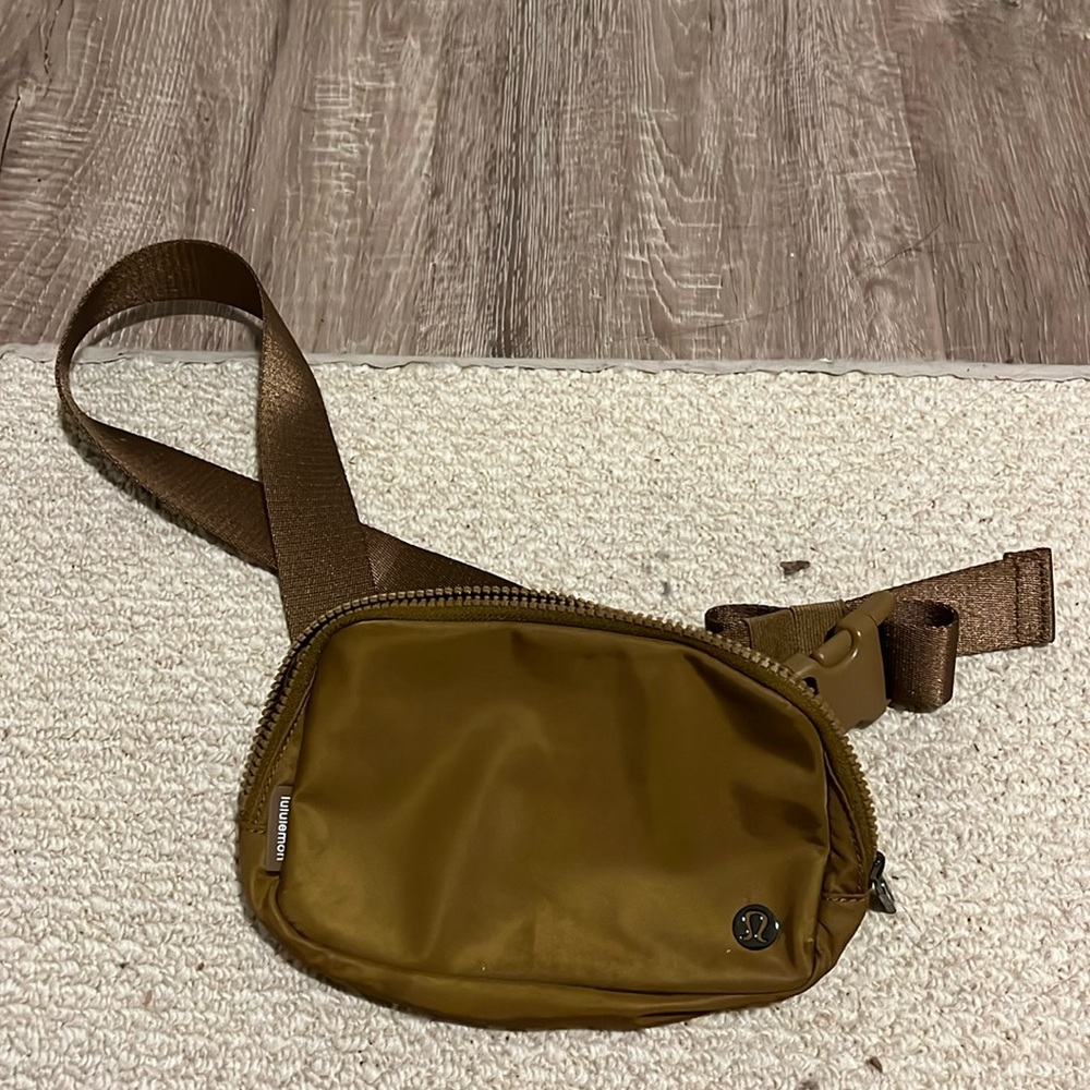 NWOT Lululemon gold sling